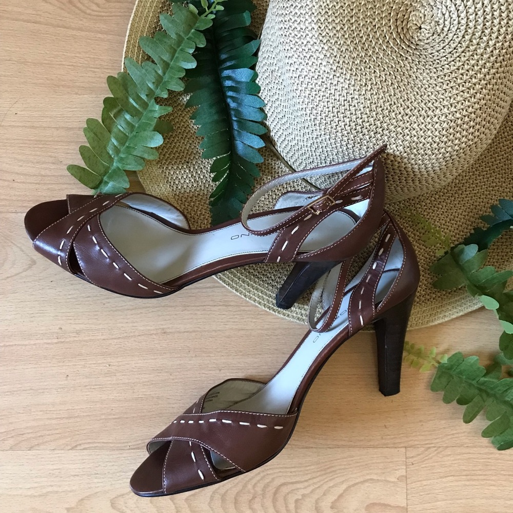 Size 8.5 Boloreen Bandolino strappy heels